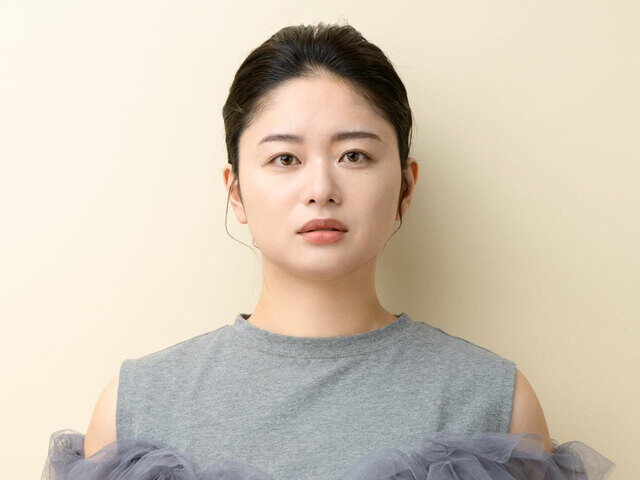 その塗り方だと“古い顔”になっているかも!? M・A・C シニア アーティストに学ぶ、トレンドの“薄膜肌”を作る【ベースメイクの塗り方】
