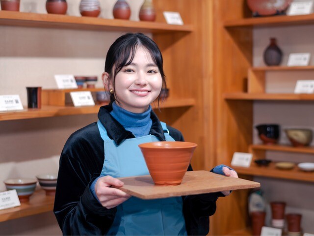 【山田杏奈、佐渡の神秘に触れる】“島外不出”の土「無名異土」を使った焼物はまさに佐渡の大地の恵み