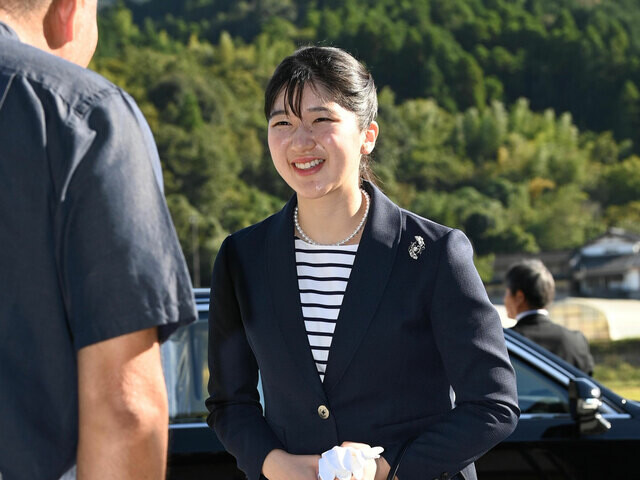 「少女の面影から成年皇族の品格へ」愛子さまのファッションから見るご成長と変化〈ご家族リンクコーデから鴨場接待の深緑チェックまで〉
