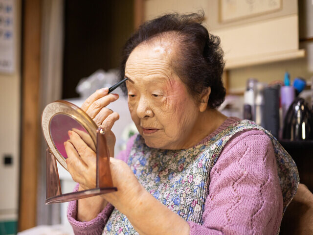 “102歳・ポーラの現役美容部員”堀野さんは「必殺仕置人」が大好き！【人生100年時代、心も体も健康でいるための秘訣】