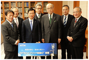 NTN、石川県へ「NTNハイブリッド街路灯」3基を寄贈