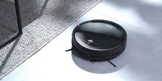 吸引、水拭き、自動ゴミ収集を一台で！コスパ良しのロボット掃除機「Black Hole Robot Cleaner」