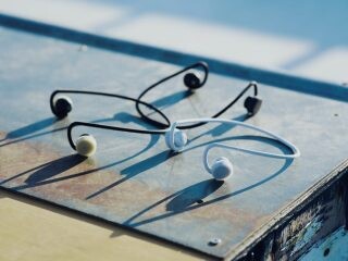 オープン型でも音漏れを抑える！ “耳スピ”のアウトドア向けモデル「nwm GO」