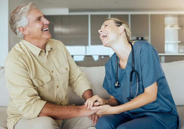 お笑いをうつ病に処方したら効果は？ 英国がまじめに試験導入