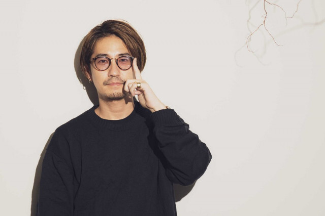 アートディレクター・山崎晴太郎「矯正器具からファッションアイテムへと変化していったメガネ。その行動変容に強く惹かれました」『余白思考デザイン的考察学』第6回