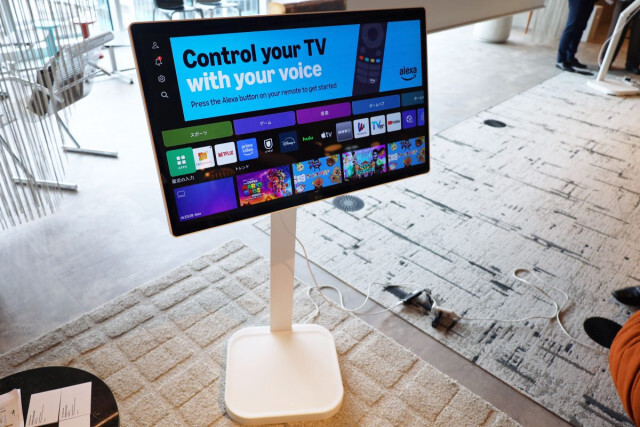 部屋中移動させて動画などを楽しめる！ 「LG Smart Monitor Swing」のMakuake先行販売が5月20日スタート