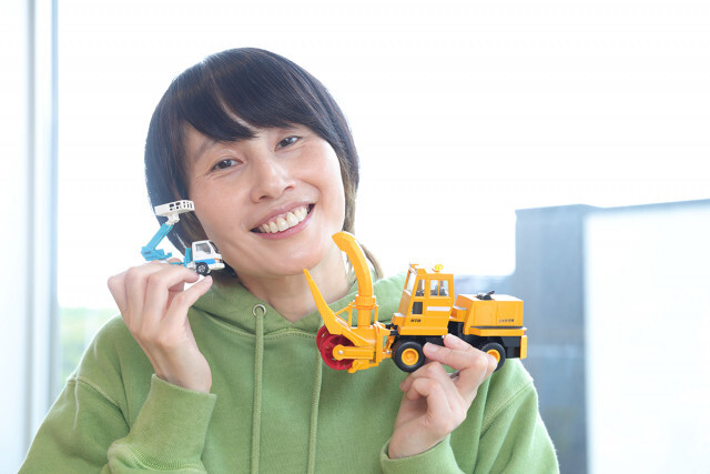 ハリセンボン・箕輪はるかが語るミニカー愛。きっかけは1台の働くクルマだった