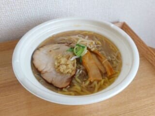 濃厚スープを生姜で味変！ セブン−イレブンの「札幌八乃木監修 みそら〜めん」は再現度が高い！