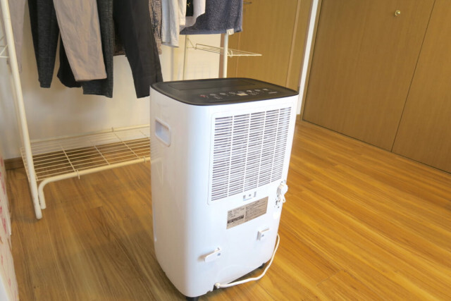 夏場の湿度で洗濯物が乾かない！ 山善の「衣類乾燥除湿機 YDC-E300」は救世主となるか
