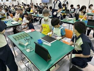 まるで「手先器用-1グランプリ」だ！ FCCL／島根富士通工場での 「パソコン組み立て教室」に参加し、驚嘆！