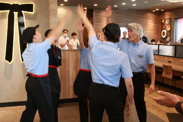 日本最高峰の調理＆接客技術を競うKFCの社内コンテスト「CHAMPSチャレンジ」開催！
