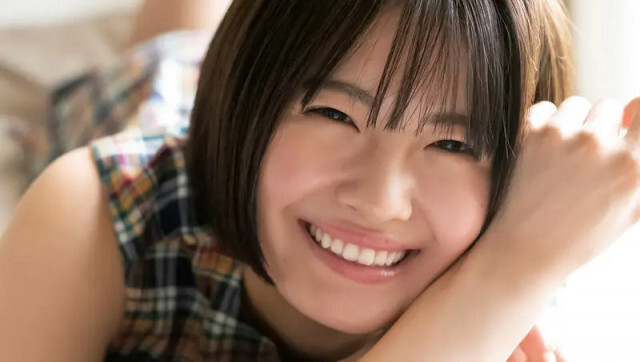 乃木坂46・清宮レイが彼女感あふれる最高の笑顔でベッドにごろん【独占カット】
