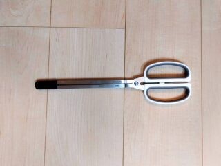 持ち手がハサミに!?「つかみやすいハサミのようなトング」は細かな食材も自由自在にキャッチ