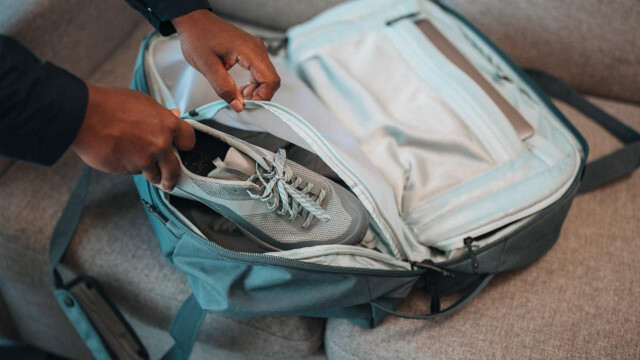 仕事も旅行もシームレスに使えるバッグ。服装に合わせやすい新色が登場
