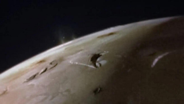 探査機ジュノー、衛星「イオ」の表面から噴き上がる2つの煙を観測