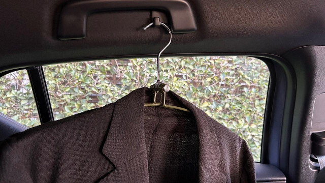 車内で上着をかけるなら､ダルトンのカラフルなハンガーが便利