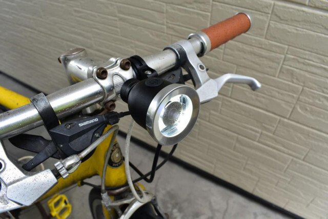 どんな自転車にもフィットするアルミニウム製ボディにシンプルなデザインの自転車用ライト「Center Light」を試してみた