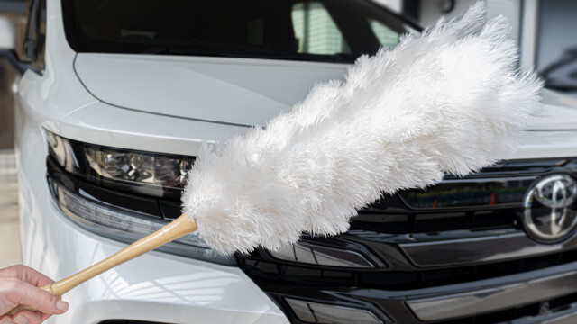 乗車前の新習慣。もふもふフェザーでホコリ汚れを一掃すれば愛車のキレイも長続きするよ！