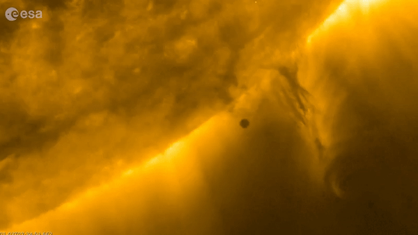 太陽探査機が捉えた、太陽の前を通過する水星