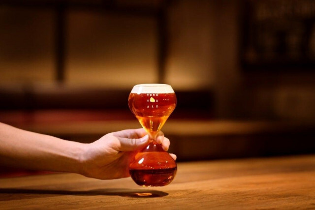 ヤッホーブルーイングが「世界一飲みづらいビアグラス」を販売。なぜ？