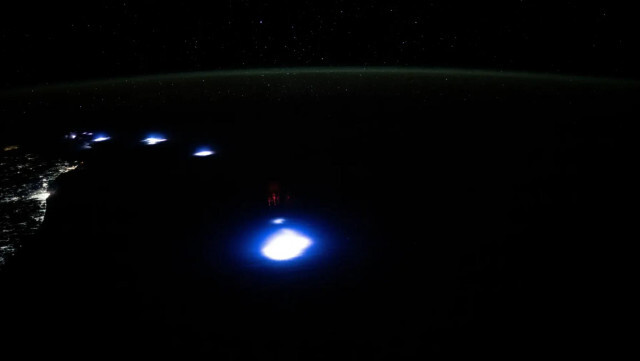 宇宙から撮影された謎の光の正体…UFOではなく「レッドスプライト」