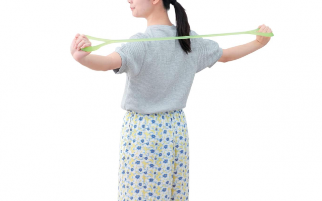 ゴムと体をグーンと伸ばそう。タニタの「ソフトエキスパンダー」で手軽に全身運動
