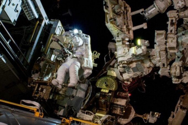 ISSから帰れなくなった宇宙飛行士、最長記録を更新してしまう