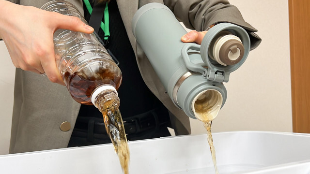 もう勢い余ってこぼさない。サーモスの新作「飲み物が優しく出てくる水筒」