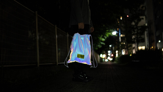 暗闇に輝くオーロラ反射。夜道の交通安全をサポートするナップサックを試してみた
