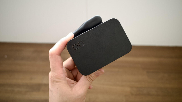 手のひらサイズで延長コードもついてる。CIOの電源タップが外出時のコンセント問題を一気に解決してくれた