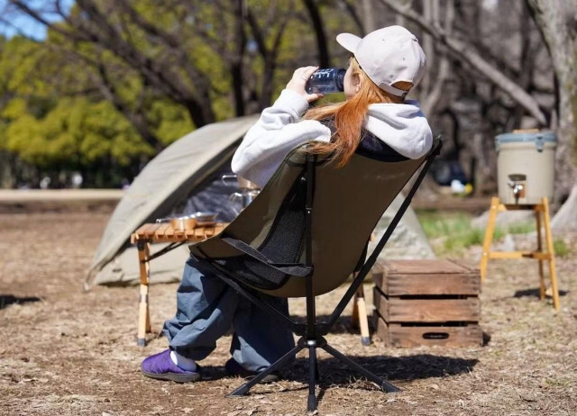 コンパクトで組み立て5秒の折りたたみチェア「GuruGuru Chair2」