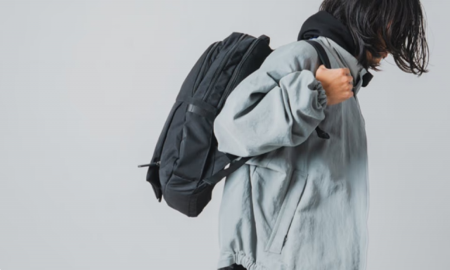 収納の工夫で荷物の出し入れを時短。タイパ向上を狙う薄型バックパック「KINT RUSH SLIM」