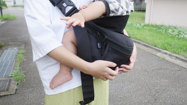 子どもとのお出かけがラクになる！ ヒップシートにもなる2WAYショルダーバッグが快適でした