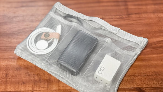 ほぼ全方位から中身が見える。330円のガジェットポーチ