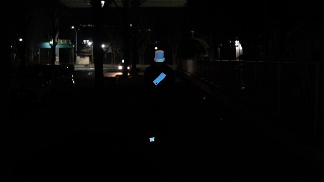 わずかな光でも存在感は抜群。オーロラ反射で闇夜に浮かぶ交通安全グッズを試してみた