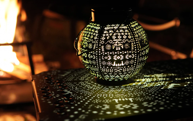 金色に輝くナバホ柄のLEDランタンでワンランク上のキャンプを演出