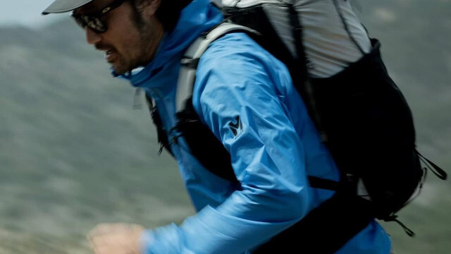 透けるほど薄くて軽い。“オバケ級”に進化した防水ウェア