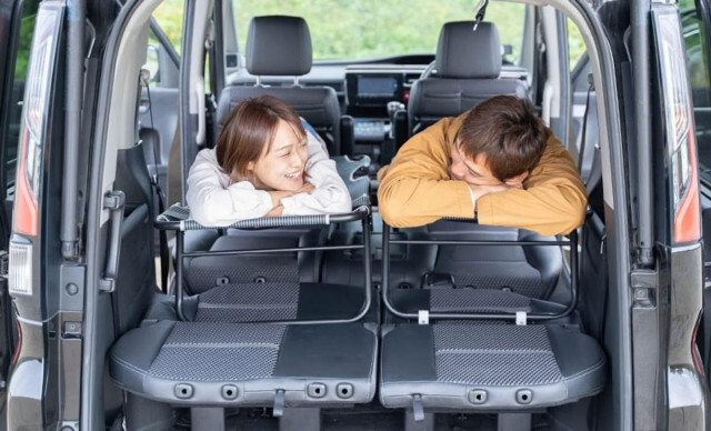 愛車が「動くプライベートホテル」に変身する折りたたみ式車中泊ベッド「CAR BED」