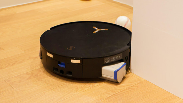 床掃除を安心してお任せ。壁に沿ってモップがせり出すロボット掃除機