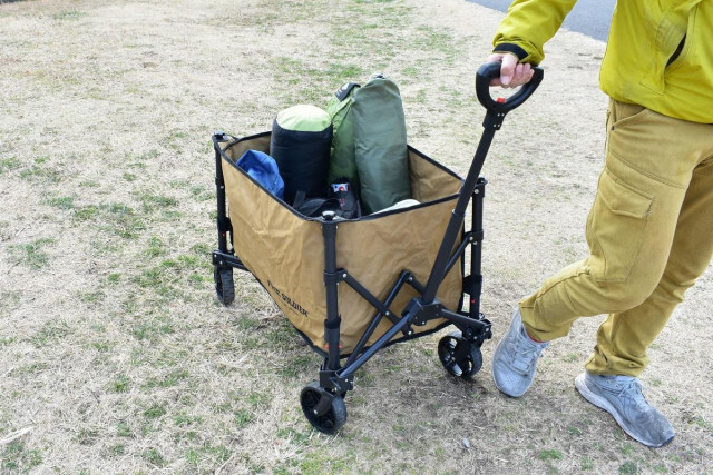 キャンプの荷物運びが楽になる！軽量ボディの「多用途カート」
