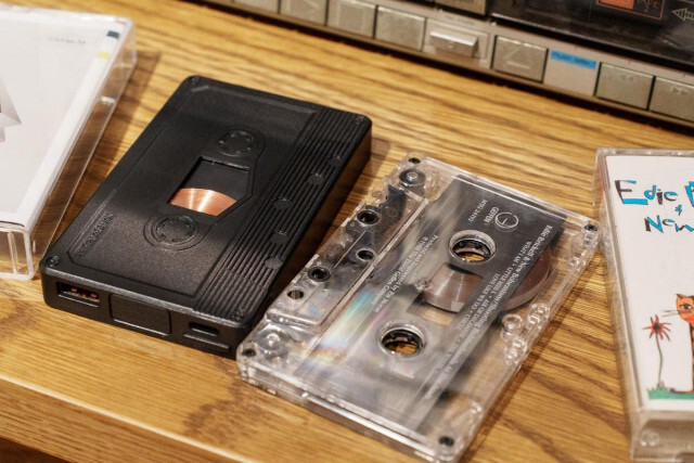 日常がちょっと楽しくなる！カセットテープの姿をした高機能モバイルバッテリー「FlashTape」