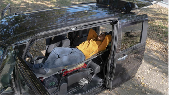 デコボコの車内が自宅のベッドさながらの睡眠環境に変わる「CAR BED」