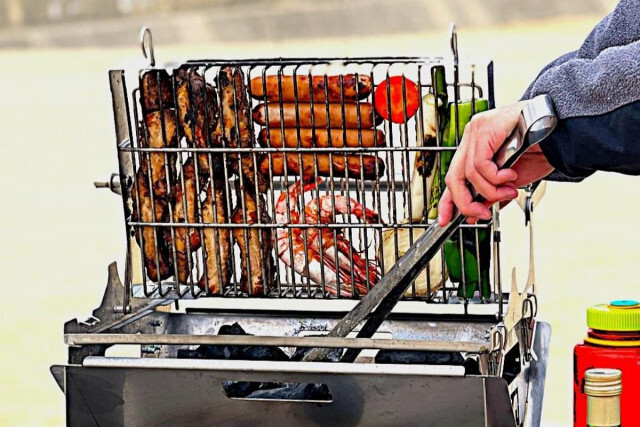 10秒で組み立てられ、片手で食材を裏返せるグリル「Smart Grill」