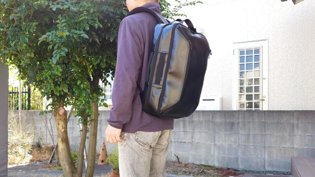 質感に優れたヴィーガンレザー採用の「ユニバーサルバックパック」の実力をチェック