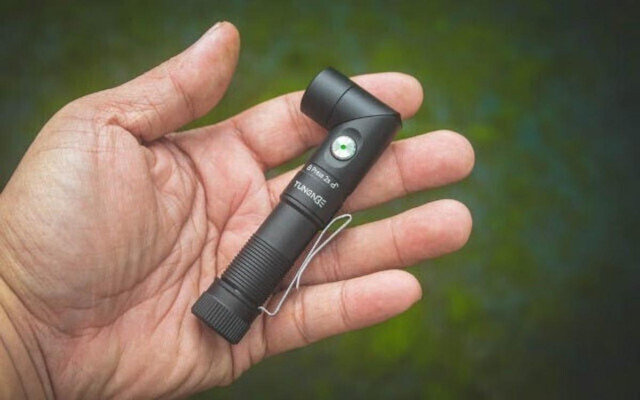 90°まで角度調整できるヘッドと7つ照射モードを持つ人差し指サイズの次世代LED懐中電灯「T21」