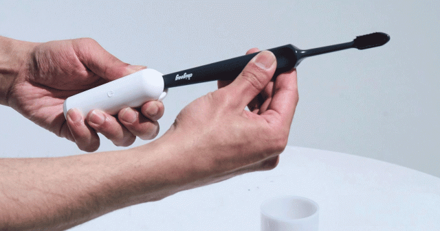 いつもの歯ブラシを挟んで電動化！ 磨きをパワーアップできる「DEN-do」が先行セール中