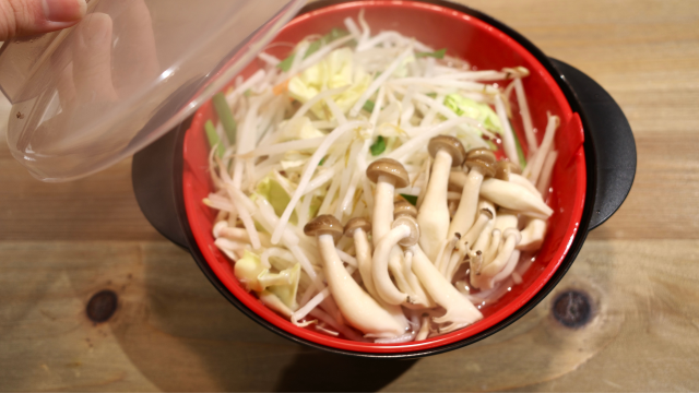 インスタント麺の罪悪感を打ち消す「野菜マシマシラーメン」、レンチンだけで作れます