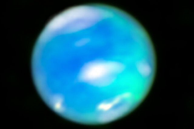 南極でもなく北極でもない。“真ん中” にあらわれた海王星のオーロラ