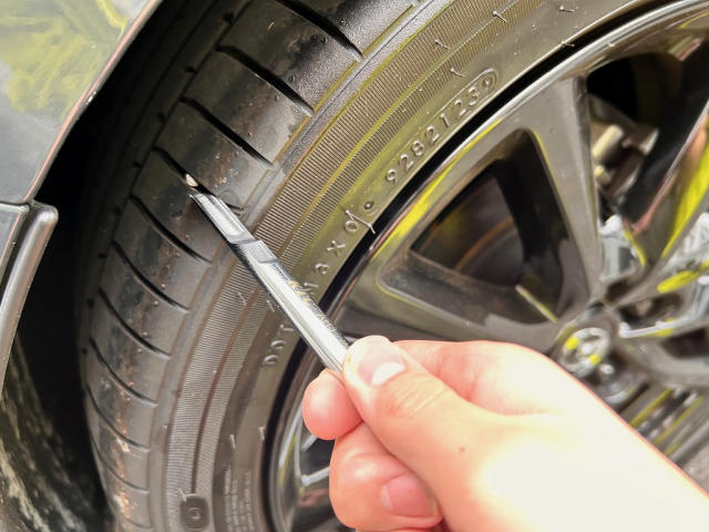 車のタイヤに挟まった小石を「秒で取れるプロ用工具」