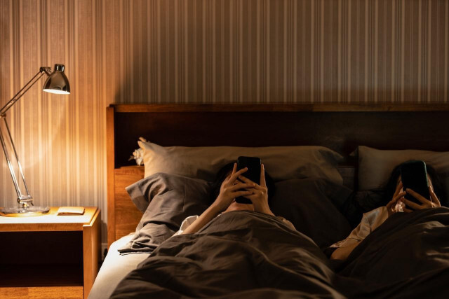 やっぱり寝る前スマホは睡眠に悪い？不眠症リスクが59％アップ